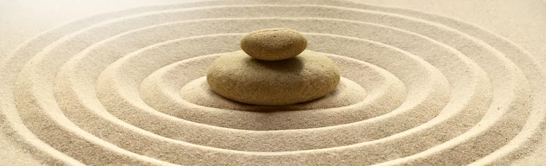 Foto auf Acrylglas Steine im Sand Zen-Garten-Meditationssteinhintergrund mit Steinen und Linien im Sand für Entspannung, Balance und Harmonie, Spiritualität oder Spa-Wellness