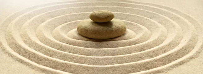 Foto auf Leinwand Zen-Garten-Meditationssteinhintergrund mit Steinen und Linien im Sand für Entspannung, Balance und Harmonie, Spiritualität oder Spa-Wellness © Belight