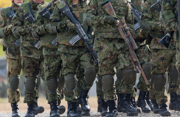 銃を構える自衛官