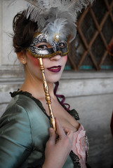 très belle femme costumé de vert au carnaval de Venise en Italie