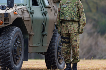 装甲車と自衛官