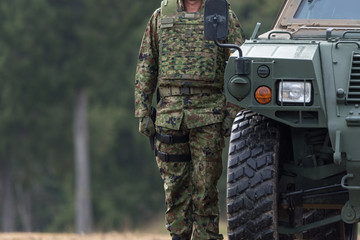 装甲車と自衛官