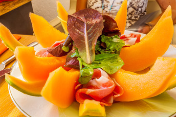 Assiette fraîcheur estivale, salade variée, melon et jambon