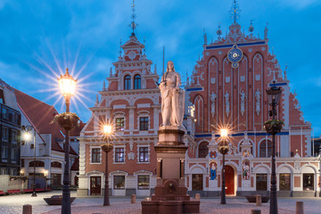 Fototapeta na wymiar Town Hall Square and the House of the Blackheads in Riga's historic center.
