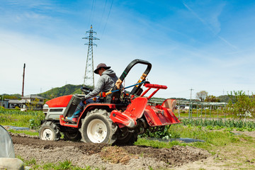 トラクターで耕す