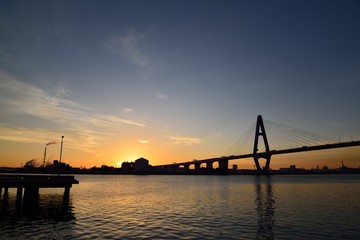 Fototapeta na wymiar 名港東大橋からの日の出