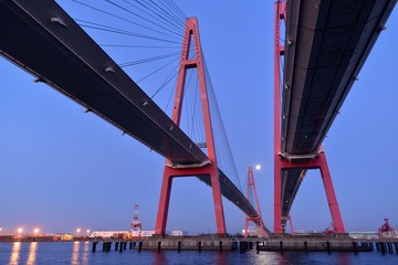 名港西大橋と満月