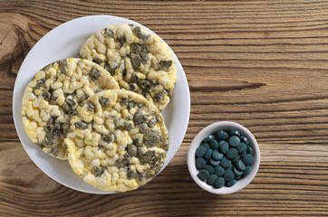 Rice cakes with spirulina and pills