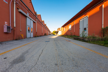 Obraz premium Urban exploration in an abandoned engineering industry