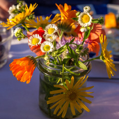 Ein farbenfroher Strauß von Wildblumen