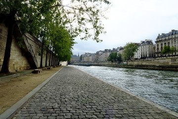 Quai parisien au bord de la Seine.