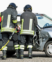 firefighters open the door of a car with a shear