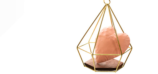 金のカゴに入ったピンクのハート