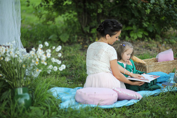 mother with daughter at a picnic