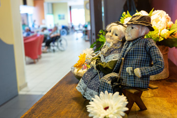 Entrée du réfectoire de la maison de retraite avec figurines de personnes âgées