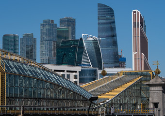 Naklejka premium The complex of modern multi-storey buildings and the Moscow City pedestrian bridge