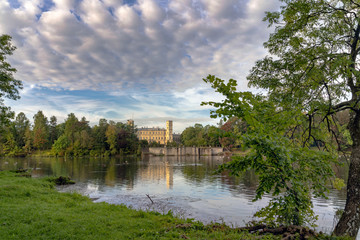 Obraz premium Gatchina Park wcześnie w letni poranek. Sankt Petersburg, Rosja