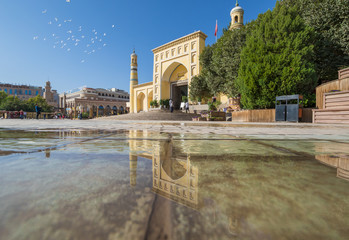 Obraz premium Kashgar, China - with more than 80% of the population made by Uyghurs, Kashgar displays a lot of Islamic landmarks. Here in particular the Id Kah Mosque, the biggest mosque in China