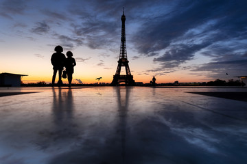 6h30 Tour Eiffel et promeneurs au petit matin - obrazy, fototapety, plakaty