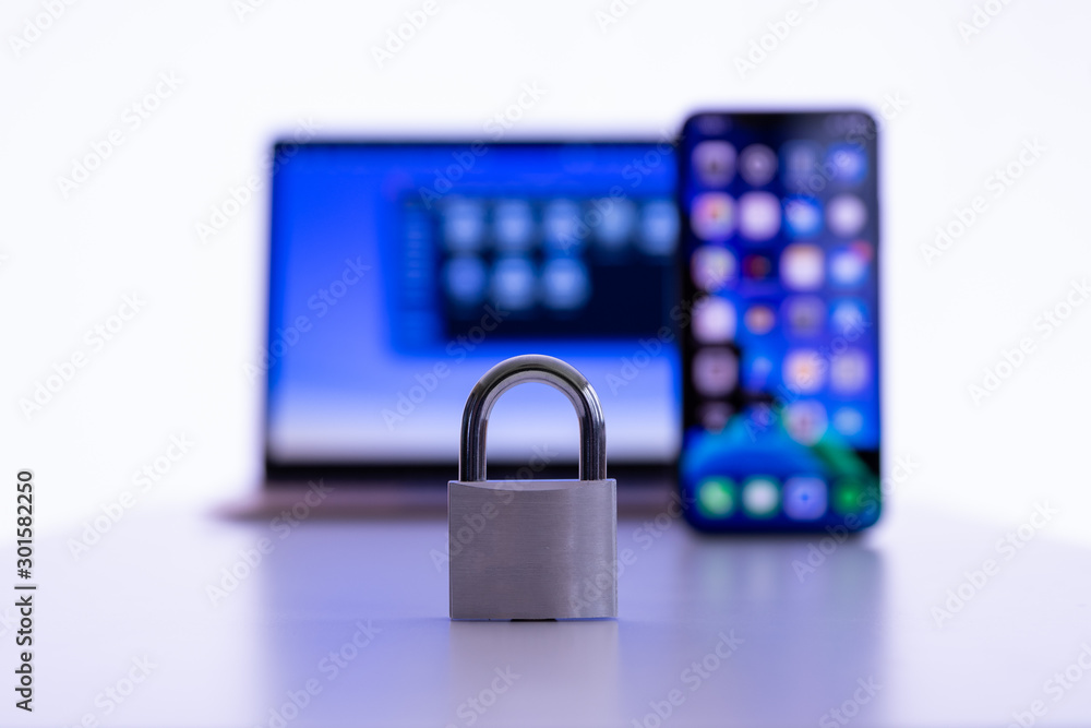 Un smartphone et un ordinateur portable avec un cadenas fermé