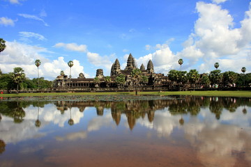 Naklejka premium Cambodia landmark wallpaper. Angkor Wat temple reflected in water lake