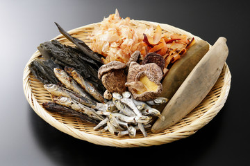 昆布、焼きあご、煮干し、乾しいたけ、鰹削り節、枯本節