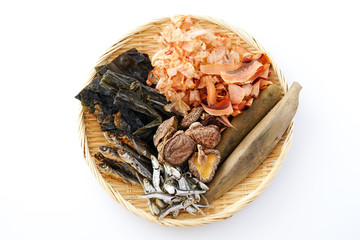 昆布、焼きあご、煮干し、乾しいたけ、鰹削り節、枯本節