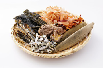 昆布　焼きあご　煮干し　乾しいたけ　鰹削り節　枯本節