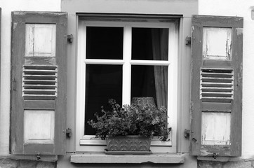 Altes Fenster mit Blumen, Nostalgie, old window