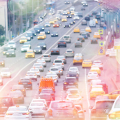 Obraz premium day traffic traffic jam in the city on the highway cars / transport concept, city traffic metropolis view landscape