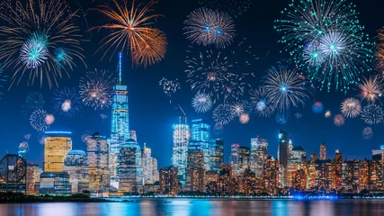 Draagtas Oudejaarsavond met kleurrijk vuurwerk over de skyline van New York City lange blootstelling met prachtige donkerblauwe lucht, sci-fi oranje stadslichtgloed en reflecties in de rivier © Atmosphere