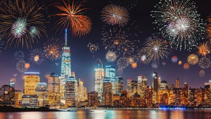 Oudejaarsavond met kleurrijk vuurwerk over de skyline van New York City lange blootstelling met donkere blauwpaarse lucht, oranje stadslichtgloed en reflecties in de rivier © Atmosphere