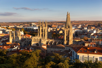 Vista panorámica de la ciudad de Burgos y su catedral al atardecer. España