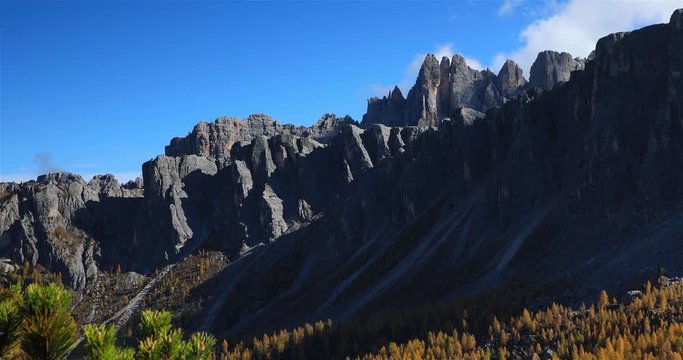 Panorama des sommets du Massif des Dolomites en automne