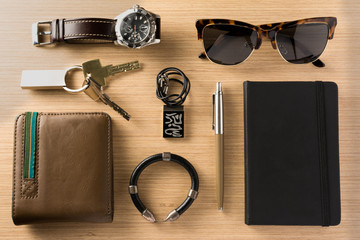 Accesorios de hombre: gafas de sol, reloj, llavero, colgante, cartera, pulsera y libreta