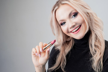 Obraz premium Smiling blonde with sloppy curls, close-up