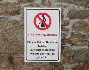 Stadtmauer - Anzeige - Hinweisschild Urinieren verboten 