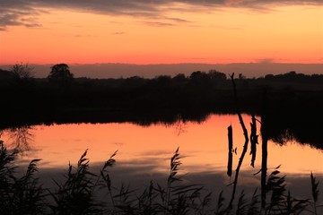 Obraz premium quiet lake scenery at dawn with evening sky
