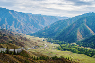 Fototapeta premium Serpentine mountain road. View of the Chuysky tract from the Chike-Taman pass, Altai mountains, Russia