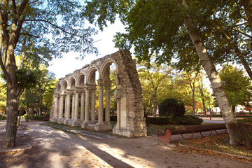 Fototapeta na wymiar Parque de la Isla y Arcos de los Comendadores en Burgos España