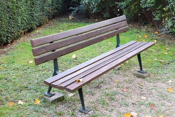 un banc dans un parc en plein automne sans personnes