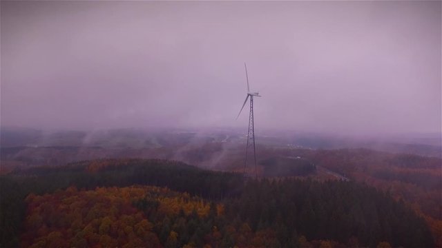 Windrad in den Wolken Luftaufnahme