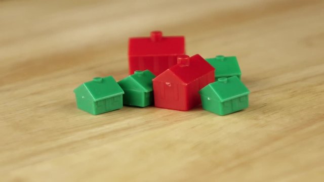 miniature houses red and green rotate 360 degrees