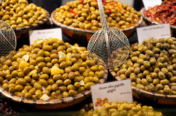 große Auswahl an Oliven