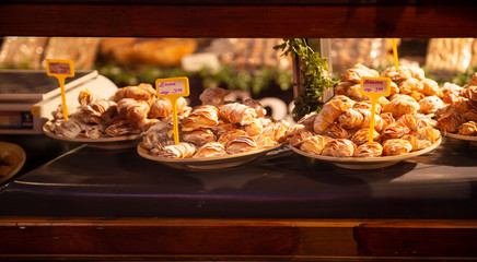 Leckere Snacks in einer Auslage