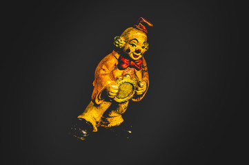 Fröhliche Clownsfigur als Spielzeug mit einem Lächeln im Gesicht im Retrostil dargestellt