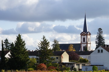 Fototapeta na wymiar Edesheim in der Pfalz mit der Kirche St. Peter und Paul