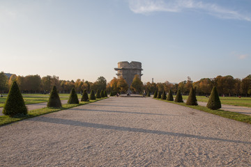 Wien: Spaziergang durch den herbstlichen Augarten mit Blick auf den Flakturm Gefechtsturm