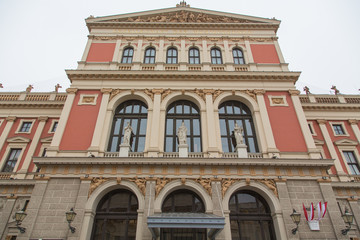 Fototapeta na wymiar Wien: Blick auf Eingang Hauptfront des neuen Gebäudes des Wiener Musikvereins