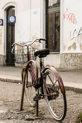Vecchia bicicletta incatenata ad un tubo di ferro © Ale.Ciampichetti